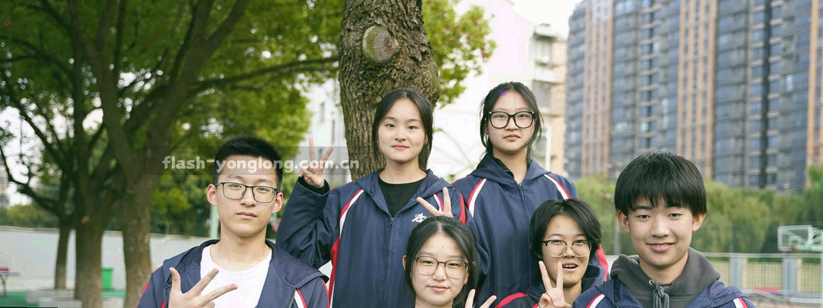 台账封面与装订线的抽象特写，不含可辨识文字与机构标识